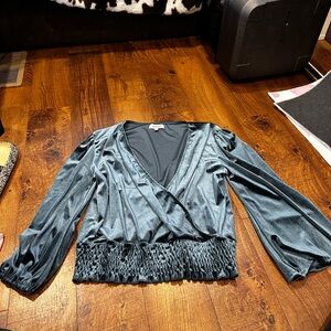 Chic Long Sleeve Top in Metallic Gray